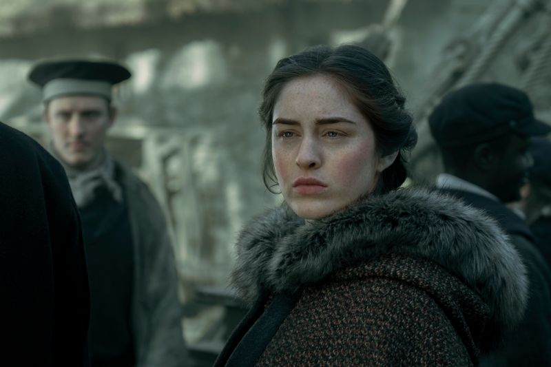 Danielle Galligan în Shadow and Bone