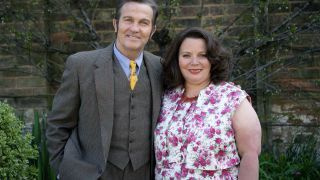 Bradley Walsh og Joanna Scanlan som Pop og Ma Larkin