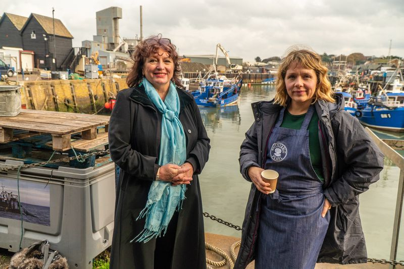 Η συγγραφέας του Whitstable Pearl Julie Wassmer με τον Kerry Godliman κατά τη διάρκεια ενός διαλείμματος στα γυρίσματα.