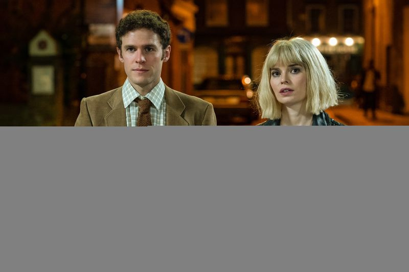 Iain de Caestecker e Gina Bramhill como Younger Douglas e Younger Connie na comédia da BBC Us