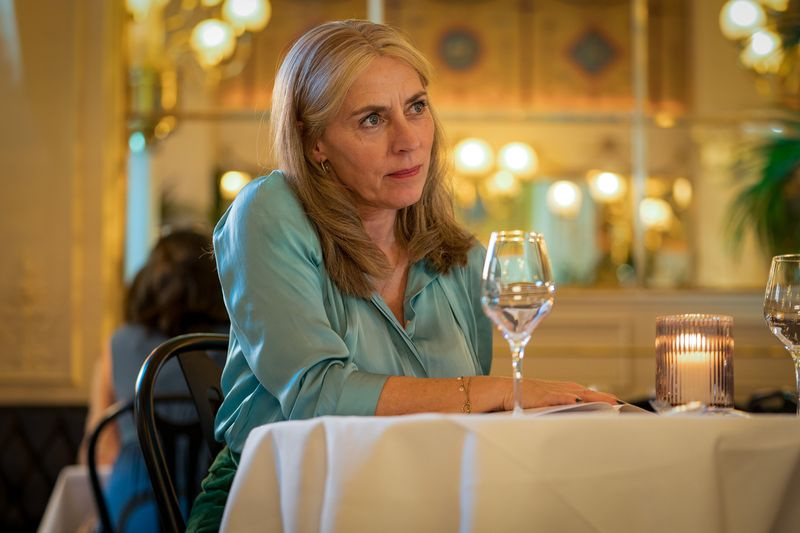 Saskia Reeves como Connie Petersen na comédia da BBC Us