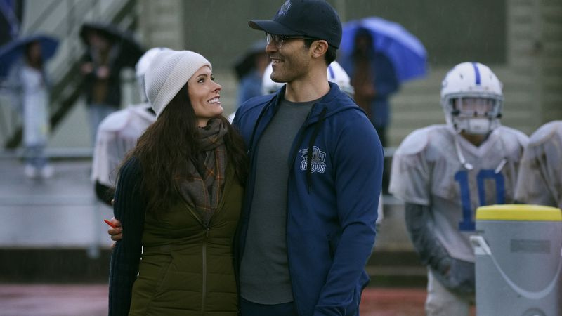 ロイス・レイン（ELIZABETH TULLOCH）、クラーク・ケント（TYLER HOECHLIN）