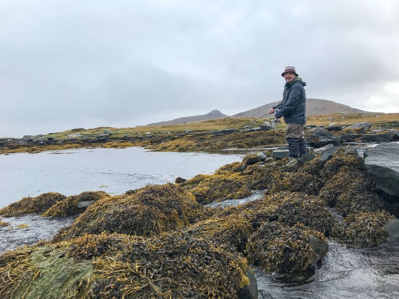 Ο Bob Mortimer ψαρεύει στα βράχια North Uist στη Σειρά 4 του Gone Fishing.
