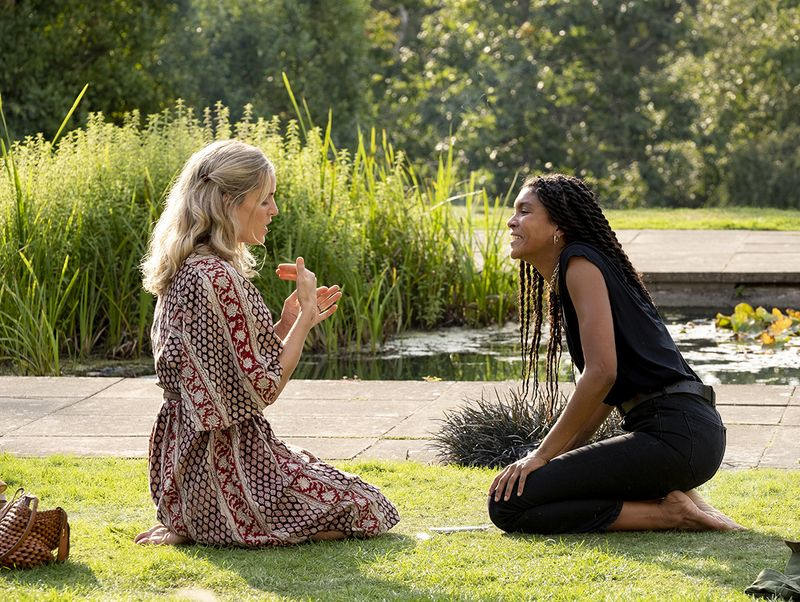 Η Denise Gough υποδύεται την Connie και η Thalissa Teixeira την Vanessa στο Too Close