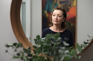 Η Lesley Manville μέσα