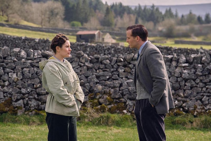 Nicholas Ralph als James Herriot und Rachel Shenton als Helen Alderson in All Creatures Great and Small