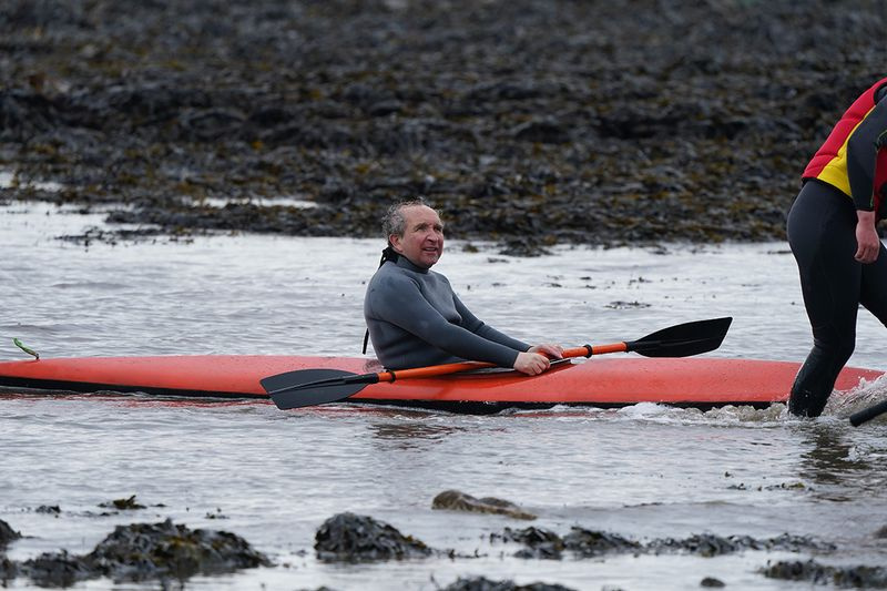 Eddie Marsan John Darwinina saa neuvoja kanootilla kuvaamiseen..