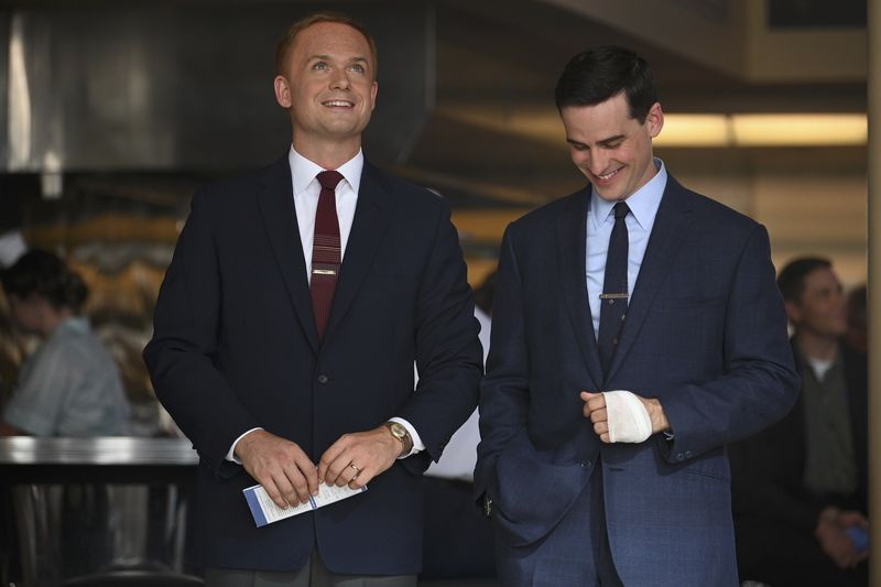 Maj. John Glenn (interpretat de Patrick J. Adams
