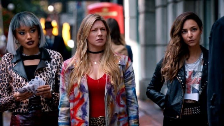 Jes Macallan, Olivia Swann ja Tala Ashe filmis Legends of Tomorrow.