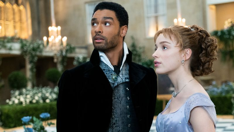 Regé-Jean Page ως Simon Basset και Phoebe Dynevor ως Daphne Bridgerton στη σειρά του Netflix