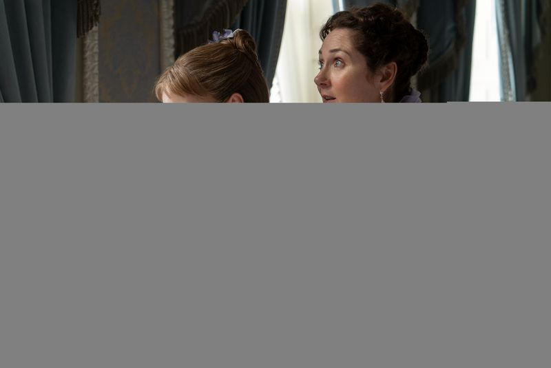 Η Daphne Bridgerton και η μητέρα της Lady Bridgerton στο Bridgerton.