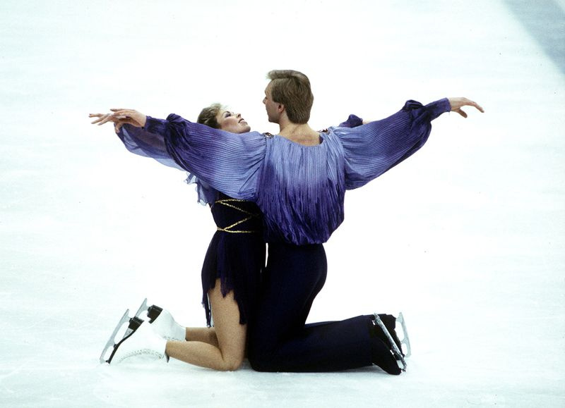 Torvill et Dean commencent leur célèbre routine Bolero aux Jeux olympiques de 1984.