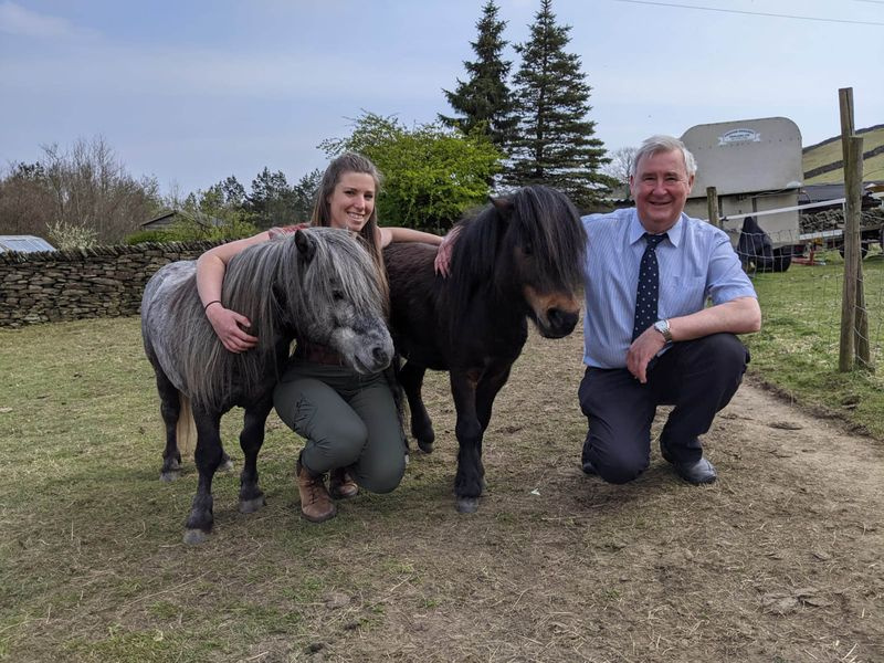 Peter Wright con i pony Shetland e la sua collega Shona in The Yorkshire Vet