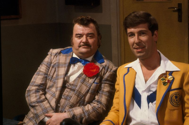 Paul Shane ca Ted Bovis (stânga) cu Jeffrey Holland ca Spike în Hi-de-Hi!