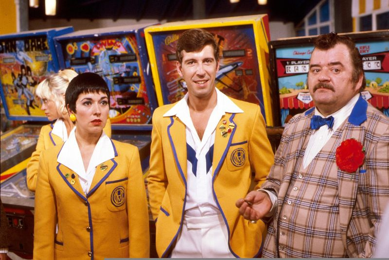 Distribuție Hi-de-Hi: Jeffrey Holland ca Spike (centru), cu Paul Shane ca Ted Bovis și Ruth Madoc ca Gladys Pugh.