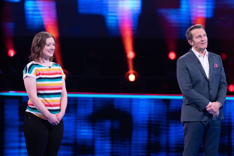 Concorrente Caitlin McCulloch no estúdio Beat The Chasers com o apresentador Bradley Walsh