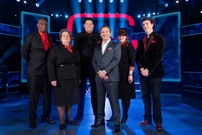 Shaun Wallace, Anne Hegerty, Bradley Walsh, Mark Labbett, Jenny Ryan e Darragh Ennis no estúdio Beat The Chasers