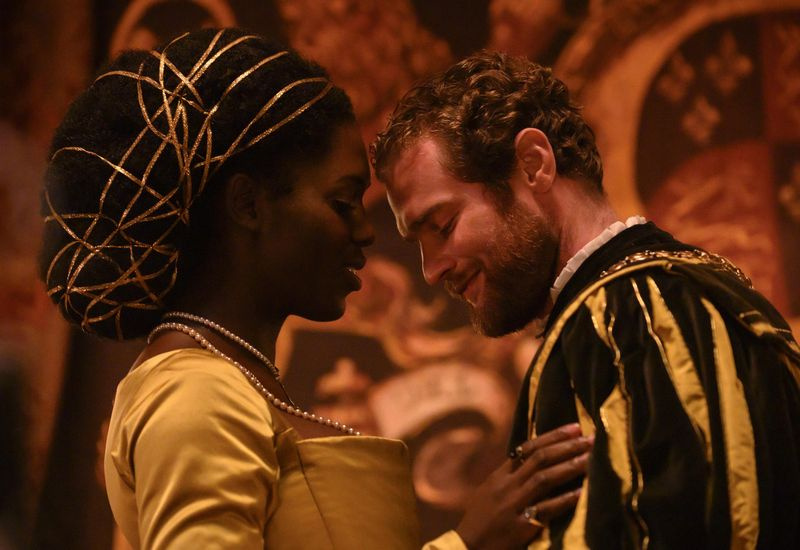 Anne (Jodie Turner-Smith) ed Henry (Mark Stanley) si godono un momento intimo e tenero, le loro fronti che quasi si toccano, la sua mano sul suo petto