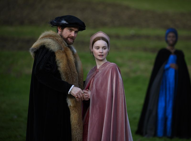 Henry (Mark Stanley) e Jane (Lola Petticrew) stanno fuori, le loro mani giunte insieme, mentre Anne (Jodie Turner-Smith) guarda dallo sfondo