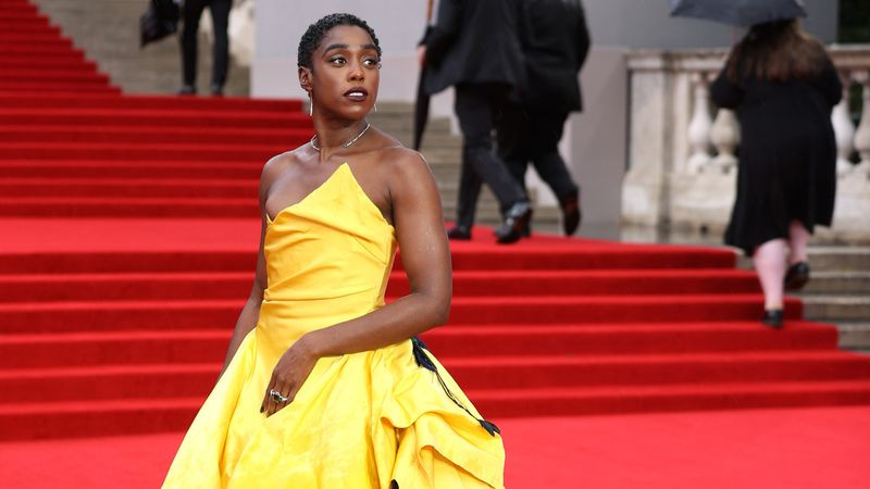 Επόμενος James Bond - Lashana Lynch στην παγκόσμια πρεμιέρα για το No Time to Die.