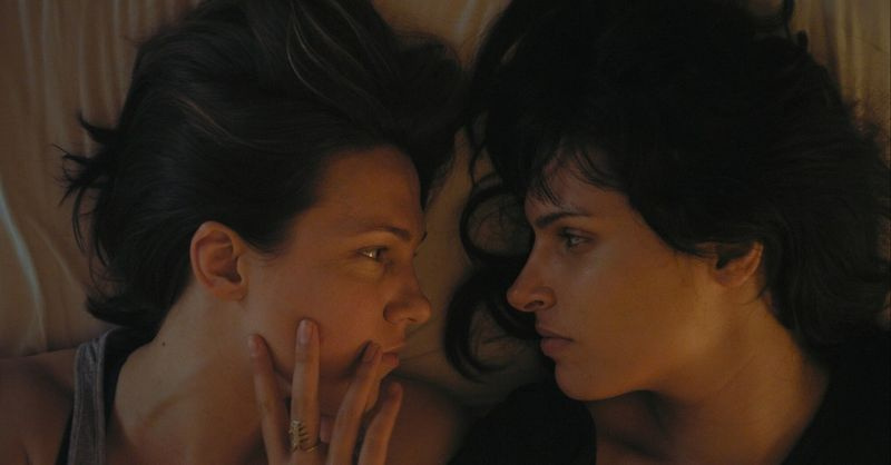 Rebecca Henderson und Desiree Akhavan in Angemessenes Verhalten (2014)