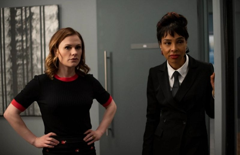 Anna Paquin und Sophie Okonedo in Flack