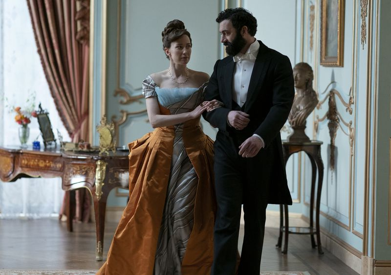 Taissa Farmiga näyttelee Gladys Russellia ja Morgan Spector George Russellin roolissa