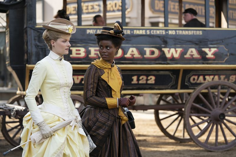 Katherine Romans Cissie Binghamina ja Denée Benton Peggy Scottina