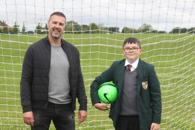 Paddy McGuinness snakker med skolegutten Jack som har autisme