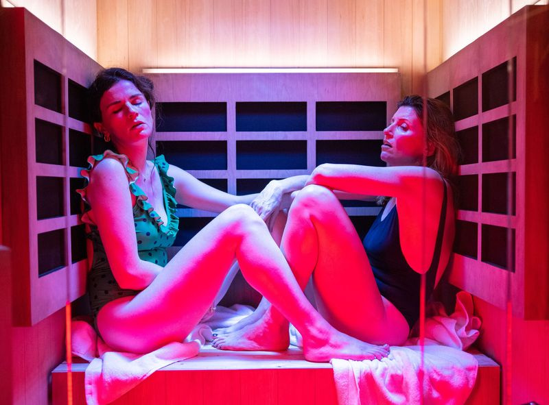 Áine (Aisling Bea) ja Shona (Sharon Horgan) istuvat kuumassa saunassa uimapuvuissaan punastuneena ja heidän on selvästi erittäin vaikea käsitellä lämpöä.