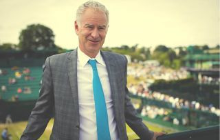 Ο John McEnroe απολαμβάνει τη δουλειά του σχολιασμού στο Wimbledon.