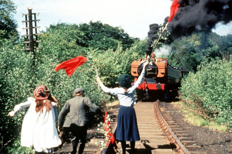 地滑りの後、鉄道の子供たちは列車に旗を立てます。