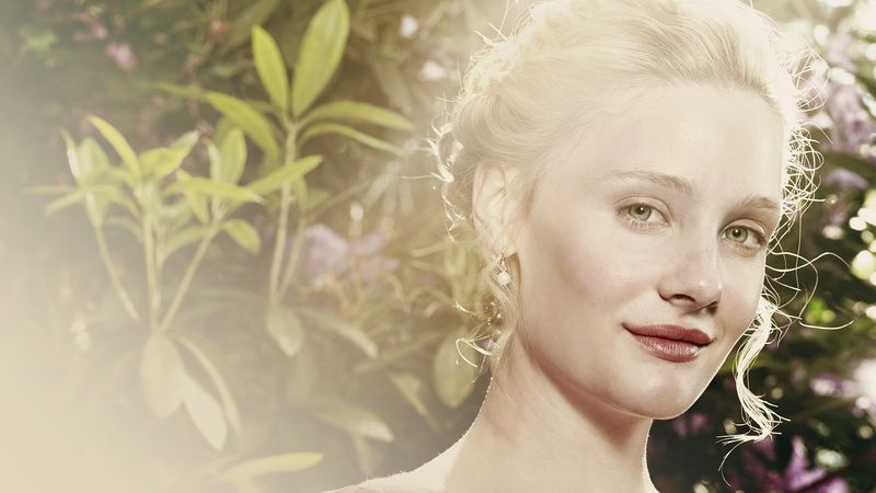 Η Romola Garai στο κλασικό Emma της Jane Austen, το οποίο μπορούν να παρακολουθήσουν χρήστες BritBox τόσο από το Ηνωμένο Βασίλειο όσο και από τις ΗΠΑ.