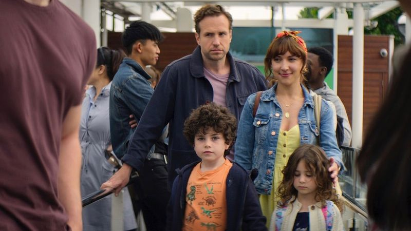 Rafe Spall und Esther Smith in Trying