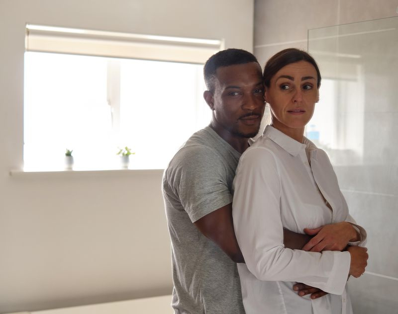 Η Suranne Jones και η Ashley Walters ως Victoria και Chris.
