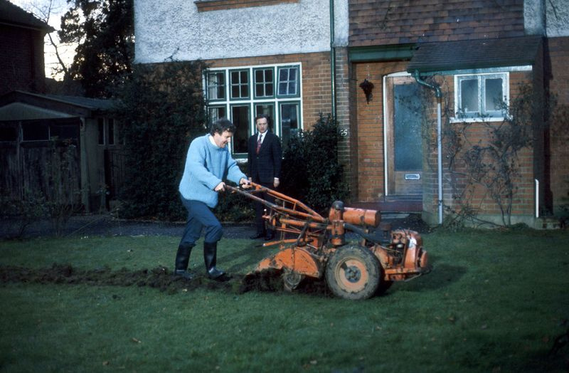 Jerry kijkt toe hoe Tom de tuin van zijn vriend opgraaft.