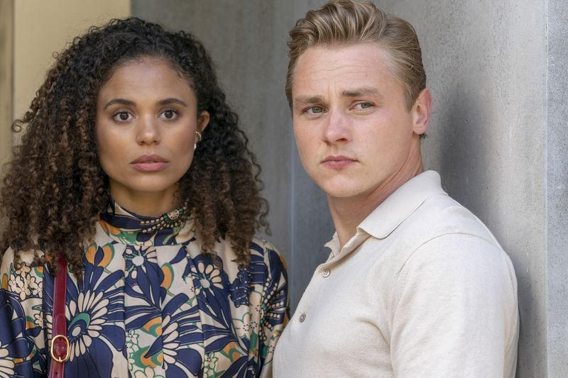 Ex EastEnders è interpretato da Jessica Plummer e Ben Hardy nei panni di Emma e Simon in The Girl Before.