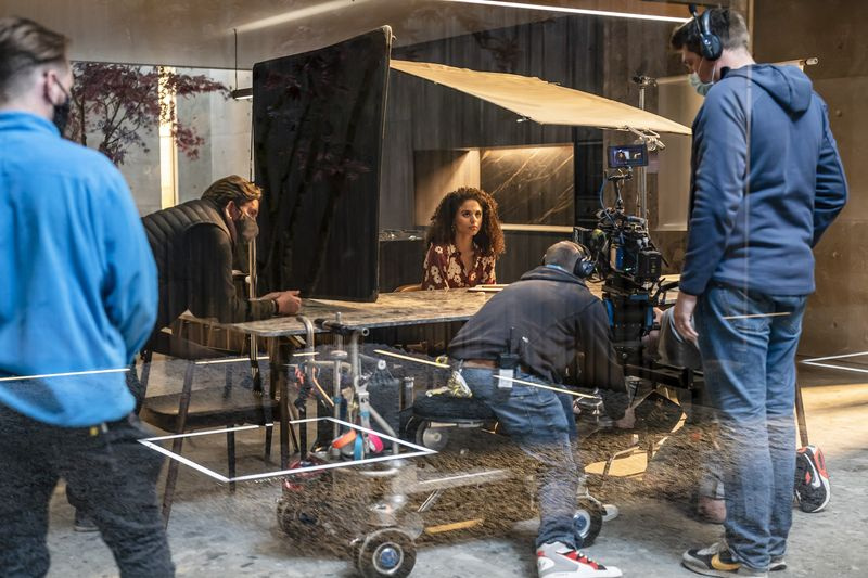 Jessica Plummer gira sul set con la troupe di The Girl Before a Bristol.