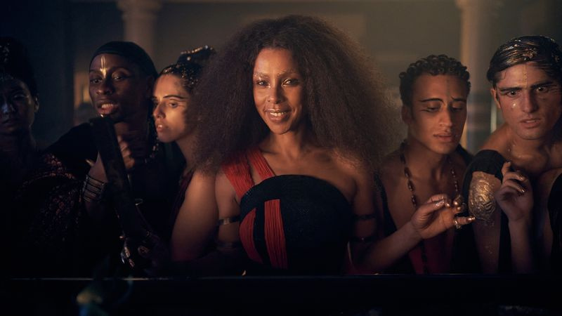 Hemple (Sophie Okonedo) και οι συνεργάτες της
