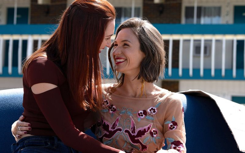 Η Katherine Barrell και η Dominique Provost-Chalkley στο Wynonna Earp