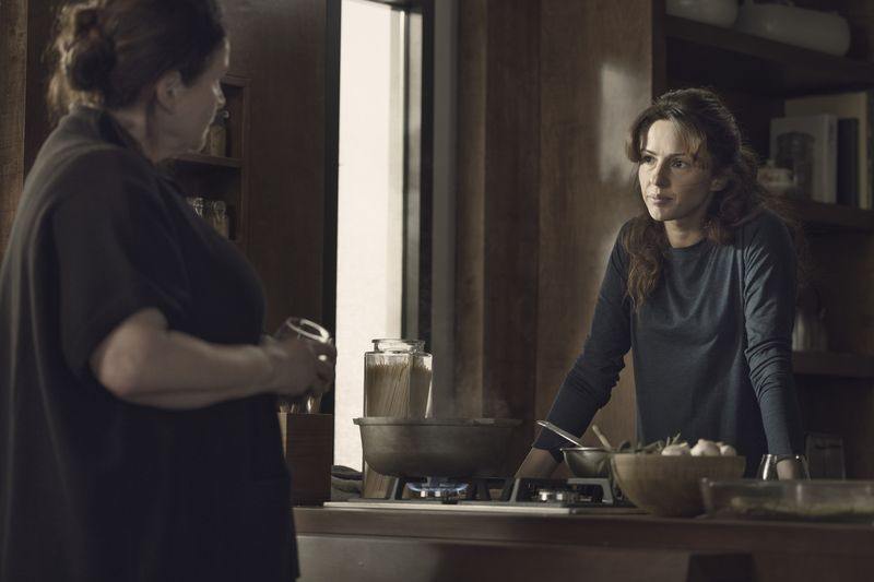 Η Julia Ormond και η Annet Mahenru στο The World Beyond