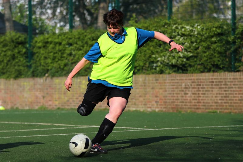 Ruth Davidson pe teren și țintește în fotbal
