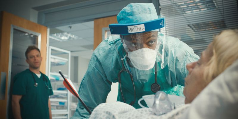 Osi Okeraforas vaidina Matthew Afolamį filme „Avarija“.
