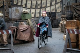 Καλέστε την αγαπημένη της Μαίας, Trixie rides her bike