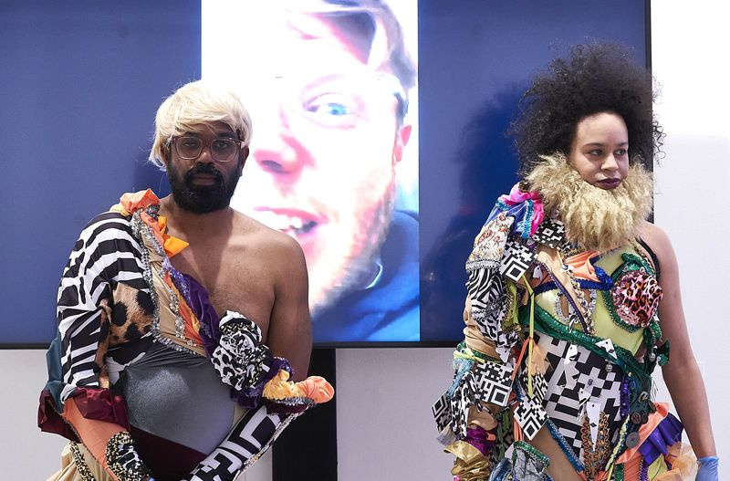 Romesh Ranganathan fa performance art.
