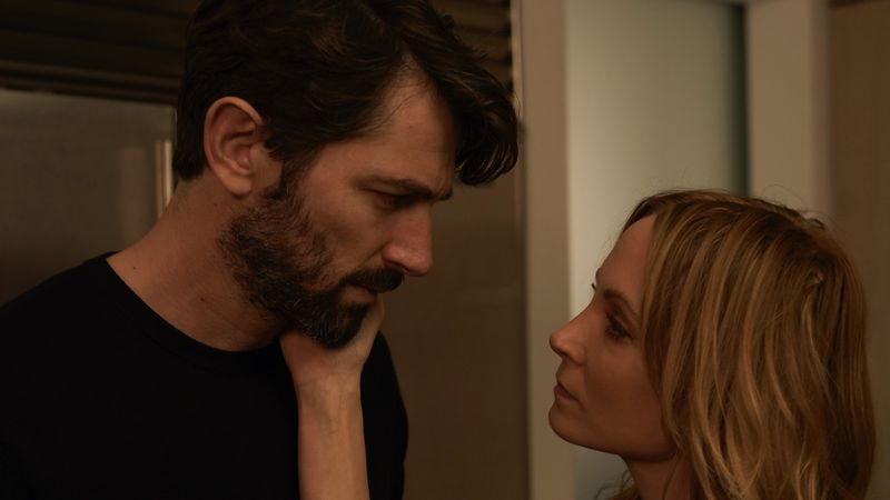 Ο Michiel Huisman και η Joanne Froggatt στο Angela Black.
