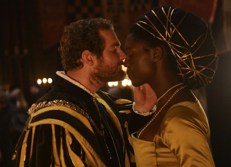 Un momento di tenerezza tra il re Enrico VIII (Mark Stanley) e Anna Bolena (Jodie Turner-Smith) mentre si trasferisce a baciarla in una stanza delle candele
