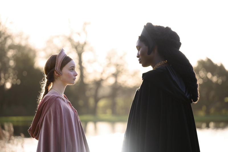 Jane Seymour (Lola Petticrew) e Anne Boleyn (Jodie Turner-Smith) conversano all