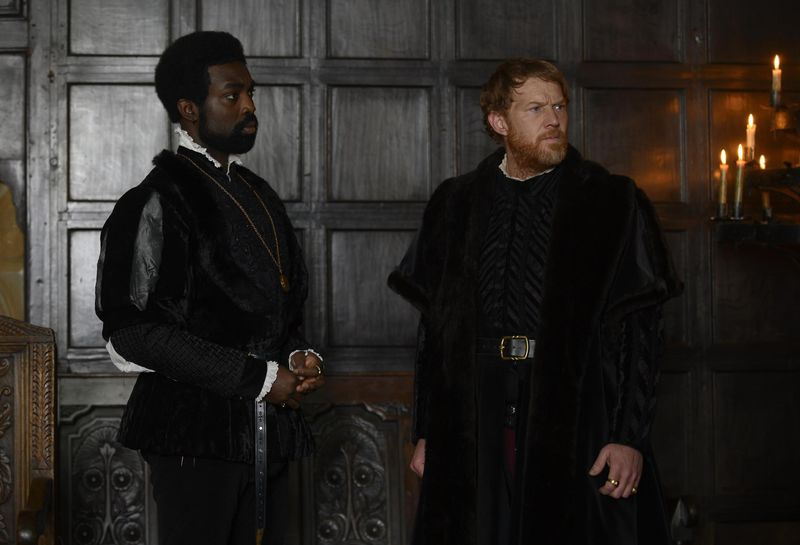 George (Paapa Essiedu) fica dentro do Palácio ao lado do Duque de Norfolk (Kris Hitchen)