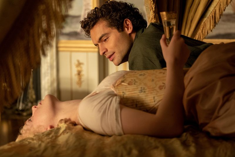 Ο Sebastian De Souza και η Elle Fanning στο The Great